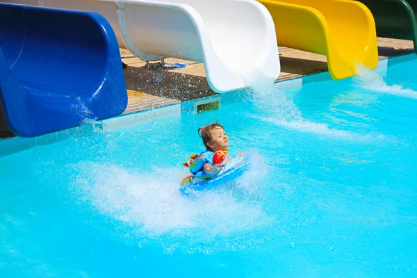 Kleines Mädchen fällt ins Schwimmbad — Stockfoto