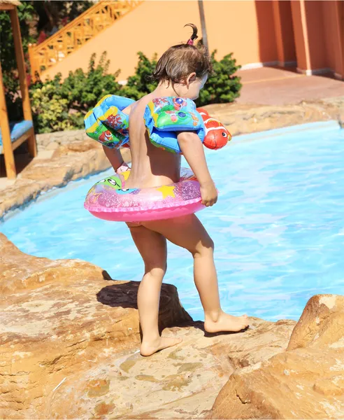 Young girl goes into the swimming pool — Stock Photo, Image