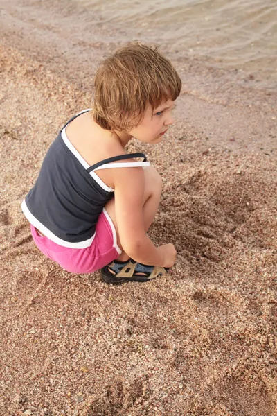 Flicka leker på stranden — Stockfoto