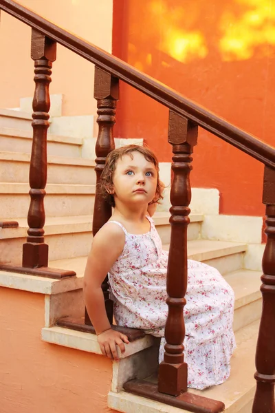 Chica sentada en las escaleras — Foto de Stock