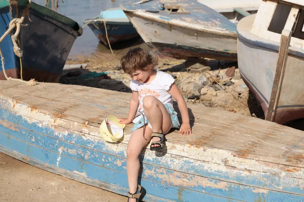 Девушка садится на лодку — стоковое фото