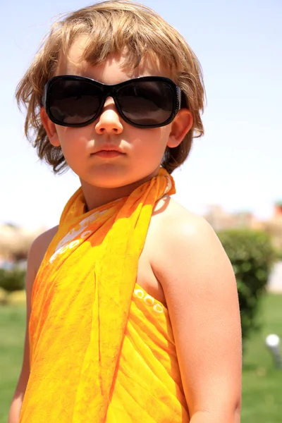 Πορτρέτο του ένα κορίτσι σε γυαλιά ηλίου — Φωτογραφία Αρχείου