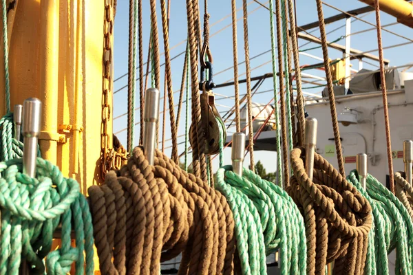 Веревка на корабле — стоковое фото