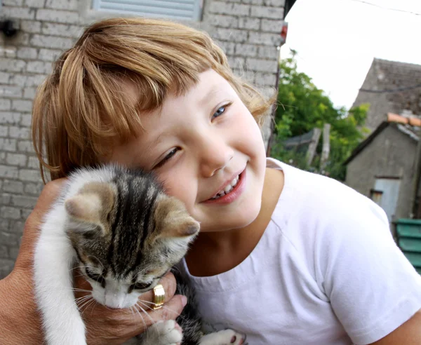 Dziewczyna przytula kot — Zdjęcie stockowe