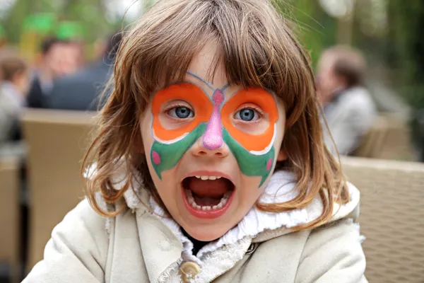 Girl making face painting - Butterfly — Stock Photo, Image