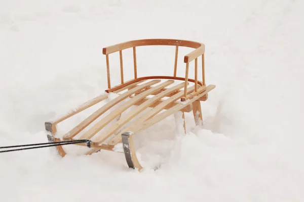 Houten slee in de sneeuw — Stockfoto
