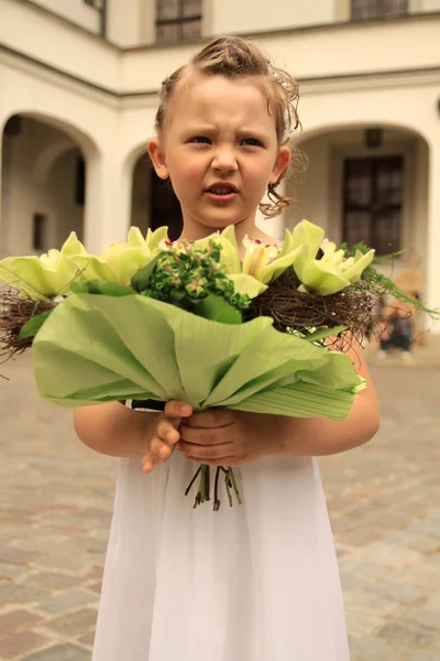 Дівчина з букетом квітів — стокове фото