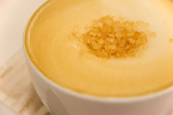 Zucchero di canna nella schiuma di caffè — Foto Stock