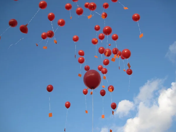 Ballone hoch im himmel κόκκινο μπαλόνια στον ουρανό — Φωτογραφία Αρχείου