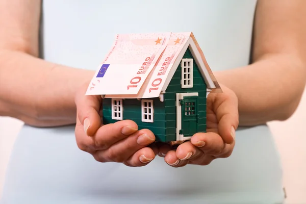 Concepto de seguro de hogar con billetes en euros — Foto de Stock