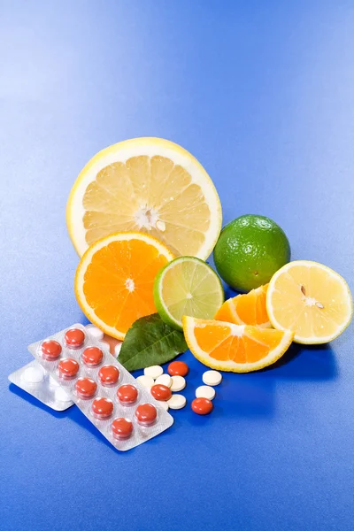 Frutas e vitaminas — Fotografia de Stock