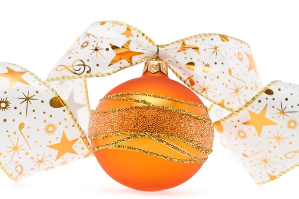 Dekoratif kurdele ile portakal Noel top — Stok fotoğraf