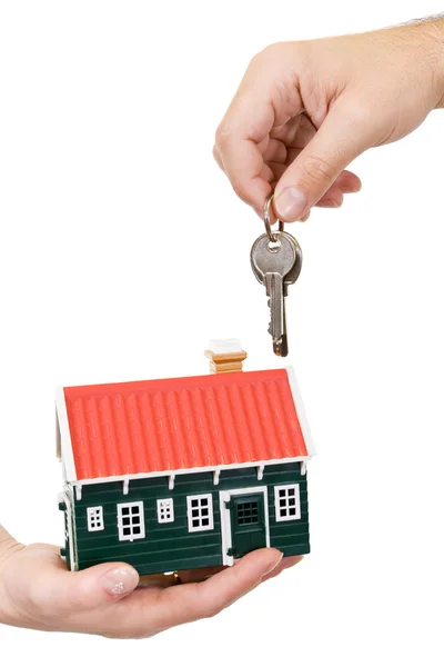 Ręce trzymając dom i klucze — Zdjęcie stockowe