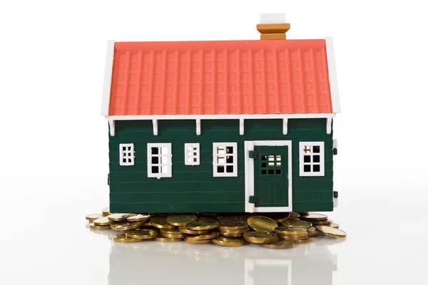 Miniatuur huis op gouden munten stapel — Stockfoto