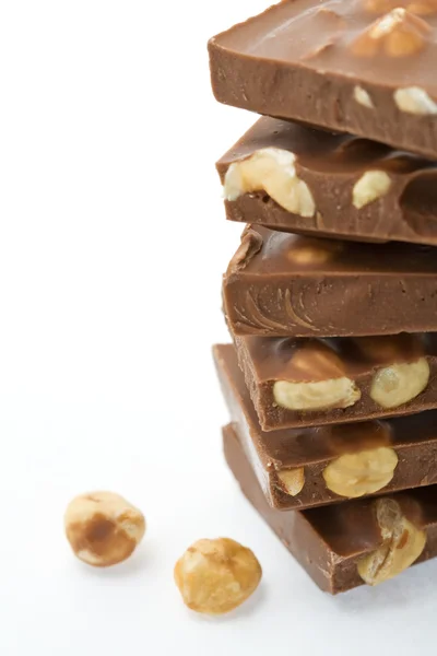 Haselnuss-Schokolade auf Weiß — Stockfoto