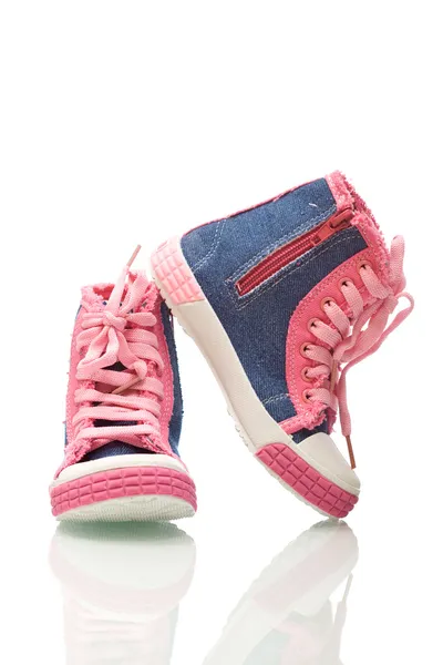 Кроссовки для маленьких девочек — стоковое фото