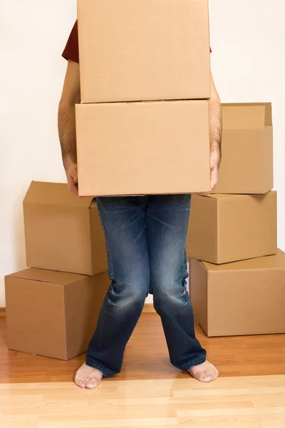 골 판지 상자-이동 하는 개념으로 고 투 하는 남자 — 스톡 사진