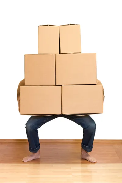 Man die worstelt terwijl het opheffen van veel van kartonnen dozen — Stockfoto