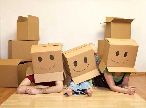 Smiley flyttar familjen - par med barn — Stockfoto
