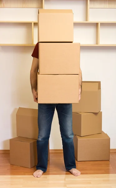 Homem carregando muitas caixas - conceito em movimento — Fotografia de Stock