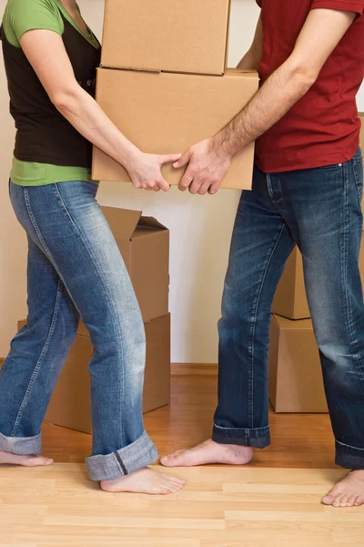 Casal, homem e mulher, caixas de papelão em movimento — Fotografia de Stock