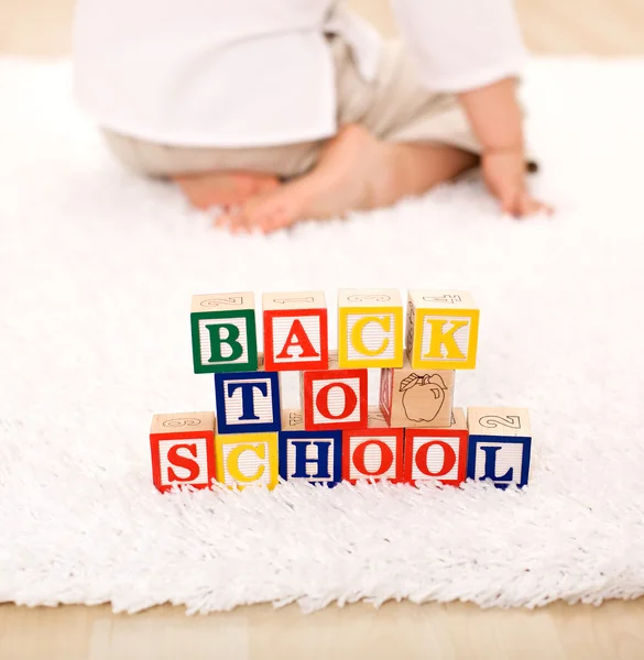 Niño alejándose de bloques de juguetes - volver al tema de la escuela — Foto de Stock