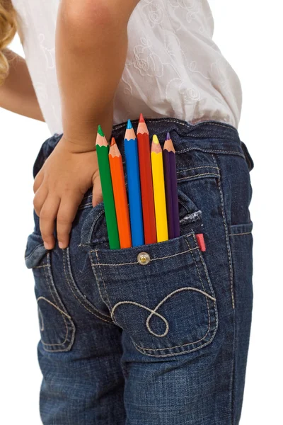 Bambino con matite di colore nella tasca posteriore — Foto Stock