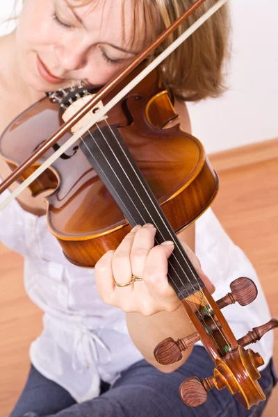 Женщина наслаждается скрипичной музыкой — стоковое фото