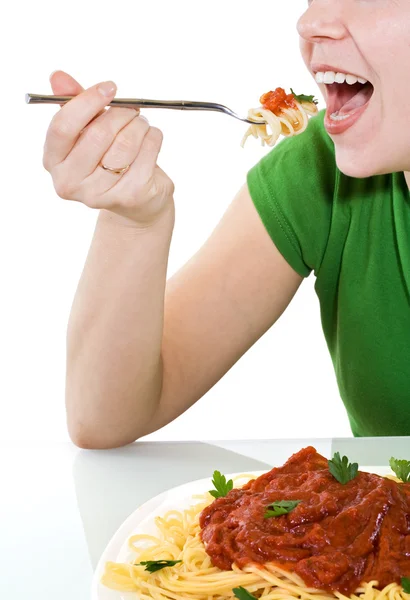 Женщина кусает макароны — стоковое фото