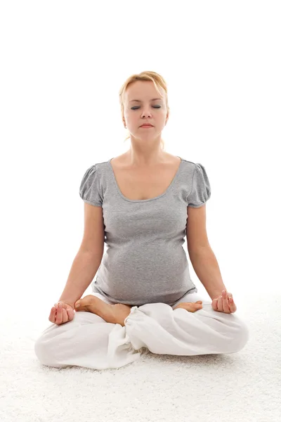 Bella donna incinta che fa yoga relax — Foto Stock