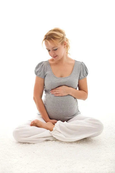 Piękna kobieta w ciąży myśli swojego dziecka — Zdjęcie stockowe