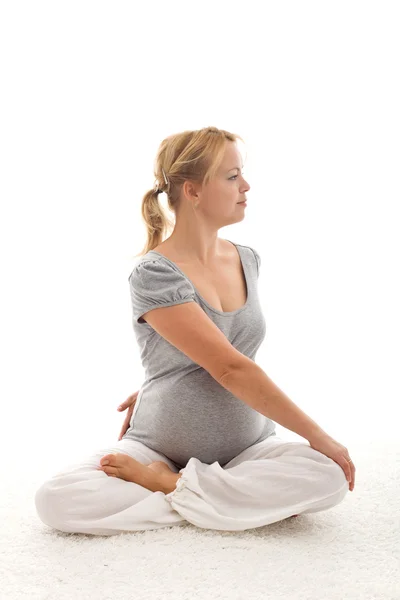 Mulher grávida bonita fazendo exercícios — Fotografia de Stock