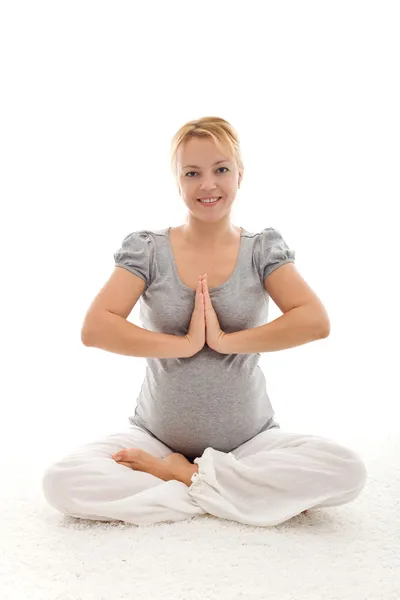 Piękna kobieta w ciąży robi ćwiczenia na podłodze — Zdjęcie stockowe