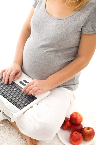 Mulher grávida que tem várias maçãs - close-up — Fotografia de Stock