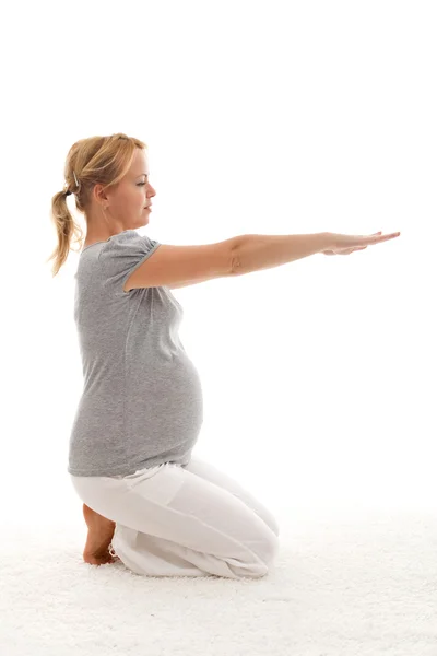 Güzel bir hamile kadın egzersizleri yapıyor — Stok fotoğraf