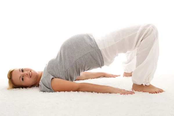 Όμορφη έγκυο γυναίκα που κάνει ασκήσεις στο πάτωμα — Φωτογραφία Αρχείου