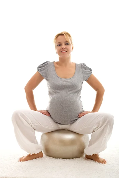 Mujer embarazada segura sentada en la pelota de ejercicio — Foto de Stock