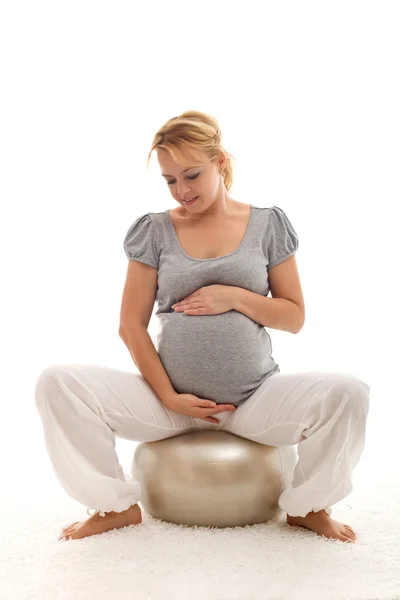 孕妇在欣赏她的肚子里 — 图库照片