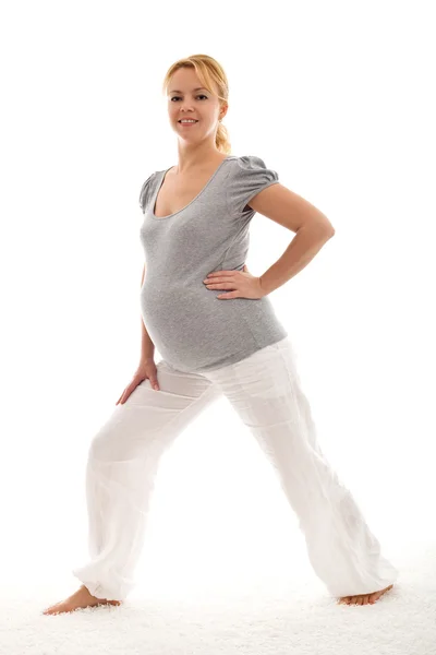 Güzel bir hamile kadın egzersiz — Stok fotoğraf
