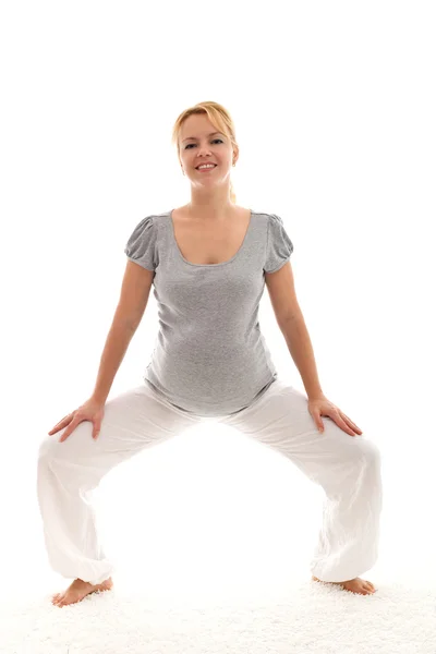 Bela mulher grávida exercitando — Fotografia de Stock