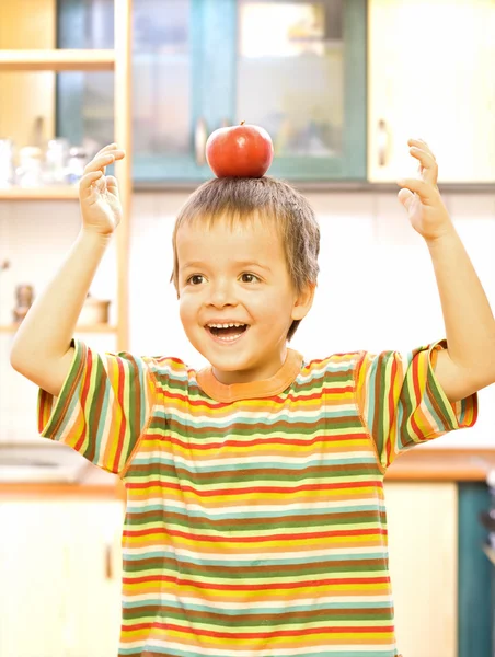 Fiú játszik a gimnasztikai labda귀여운 소년 빨간 사과 균형 — 스톡 사진