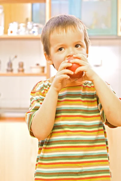 Junge isst einen Apfel — Stockfoto