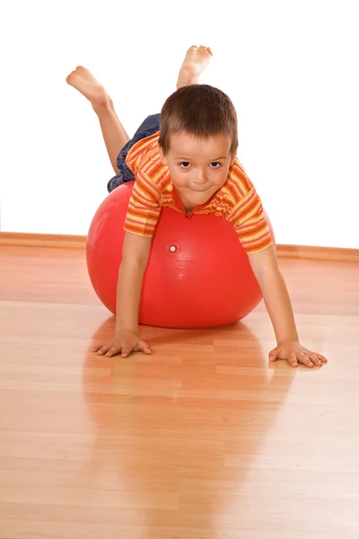 Μικρό αγόρι κάνει γυμναστήριο — Φωτογραφία Αρχείου