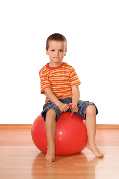 Jimnastik topu ile ciddi çocuk — Stok fotoğraf