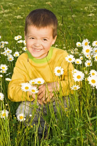 Liten pojke med blommor — Stockfoto