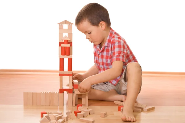 Construindo um castelo de bloco de madeira — Fotografia de Stock