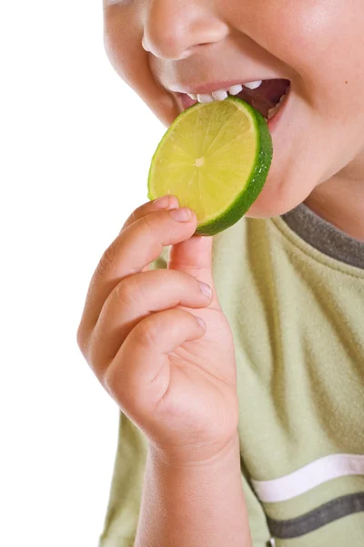 Closeup της παιδί με μια φέτα λάιμ — Φωτογραφία Αρχείου
