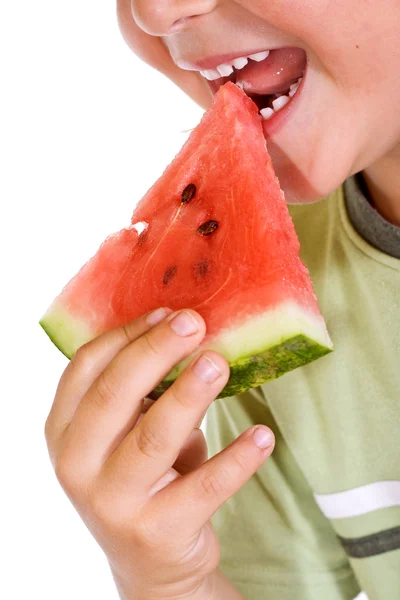 Menino comendo fatia de melancia — Fotografia de Stock