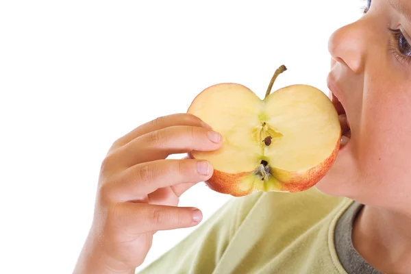 Pojke bita ett äpple slice — Stockfoto