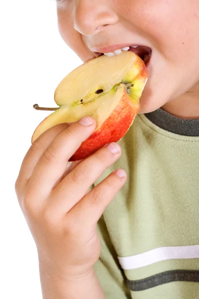 Мальчики рот с яблоком ломтик — стоковое фото